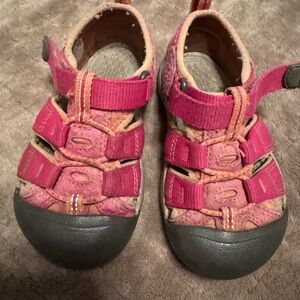 Keen pink size 7